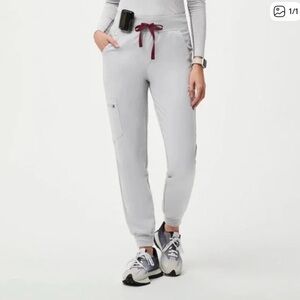 Figs DISCONTINUED Light Gray Jogger & Catarina Top
